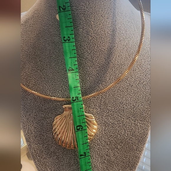 Elegant Gold Tone Shell Pendant Necklace - Picture 6 of 6